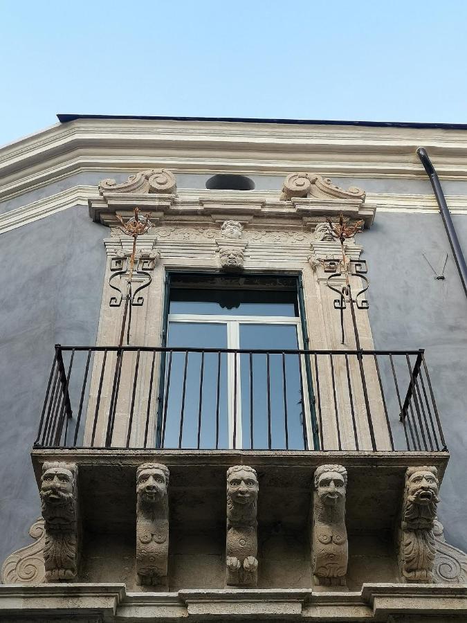 Апартаменти Palazzo Geremia - Le Dimore Dell'Antiquario Ачиреале Екстер'єр фото